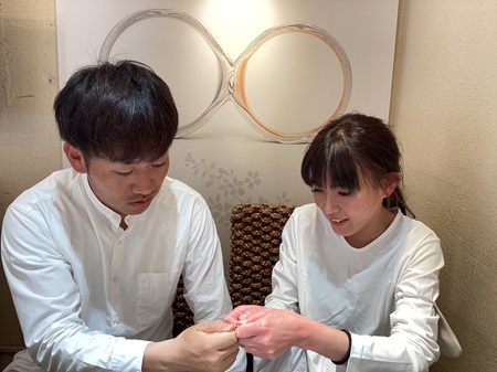 24041803単色の婚約指輪と木目金の結婚指輪B002.JPG