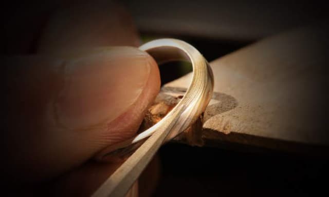 伝統技法の木目金で製作された和風の手作り婚約指輪「恋風」のセットリング　ホワイトゴールド×ピンクゴールド×シルバー925の組み合わせ