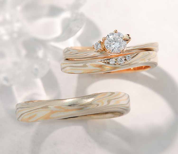 伝統技法の木目金で製作された和風の手作り婚約指輪「恋風」のセットリング　ホワイトゴールド×ピンクゴールド×シルバー925の組み合わせ。