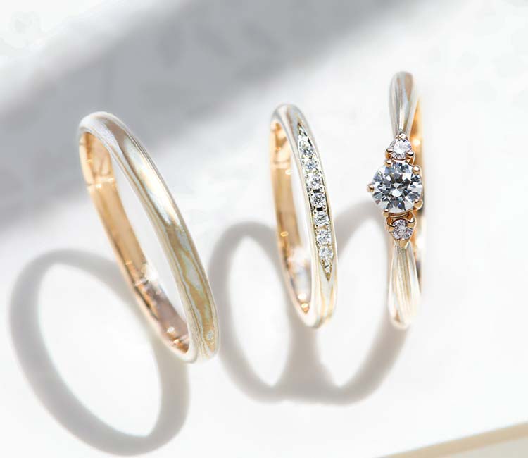 伝統技法の木目金で製作された和風の手作り婚約指輪「恋桜」のセットリング　ピンクゴールド×シルバー925の組み合わせ。