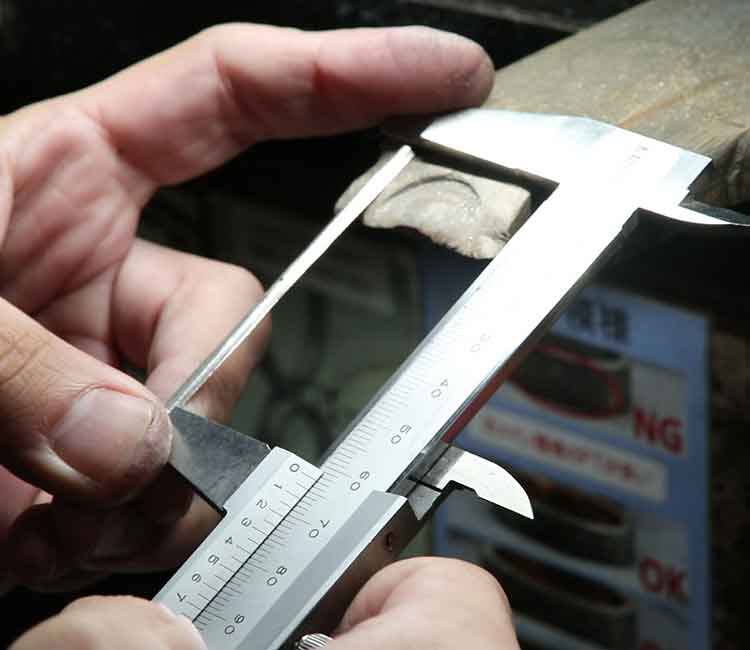 伝統技法の木目金で製作された和風の手作り指輪「恋風」のセットリングの制作方法