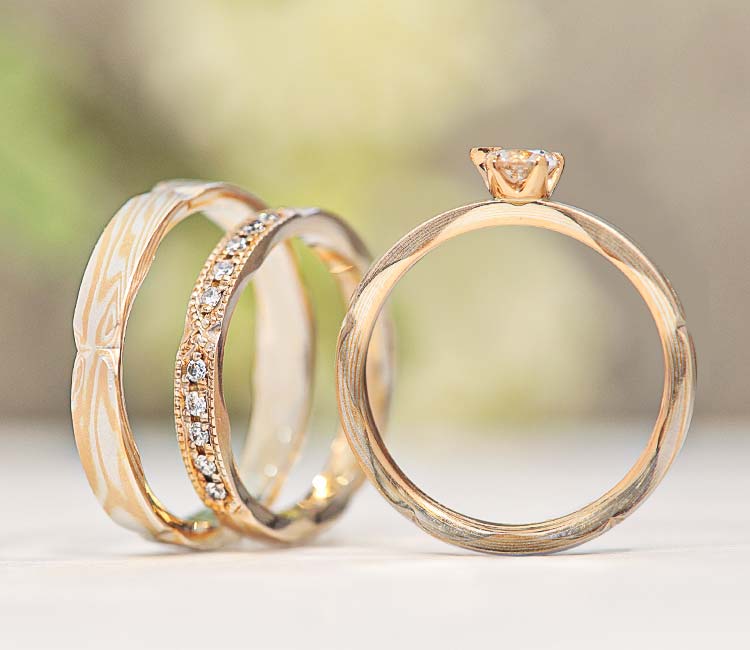 伝統技法の木目金で製作された和風の手作り婚約指輪「桜あわせ」のセットリング　ホワイトゴールド×ピンクゴールド×シルバー925の組み合わせ