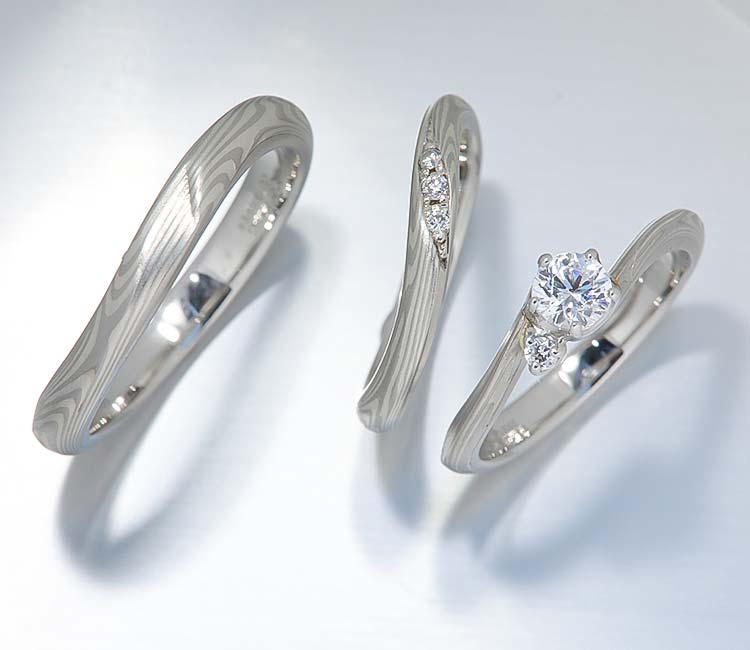 伝統技法の木目金で製作された和風の手作り婚約指輪「月桜」のセットリング　プラチナ×シルバー925の組み合わせ