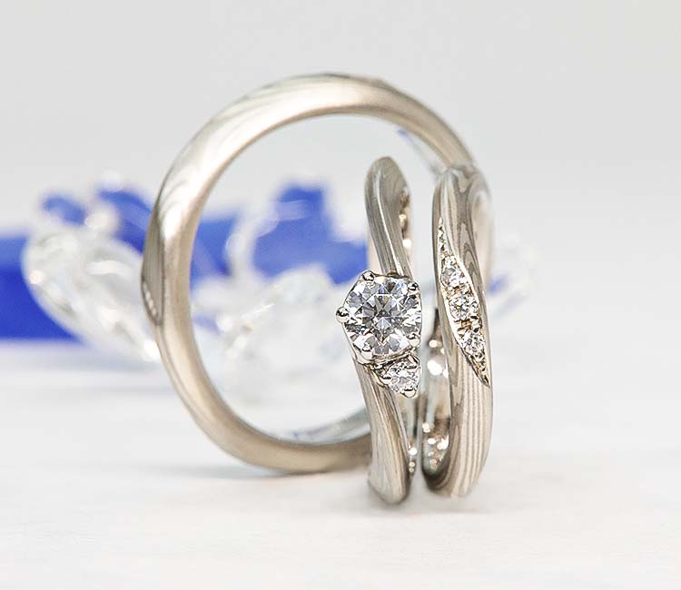 伝統技法の木目金で製作された和風の手作り婚約指輪「月桜」のセットリング　プラチナ×シルバー925の組み合わせ