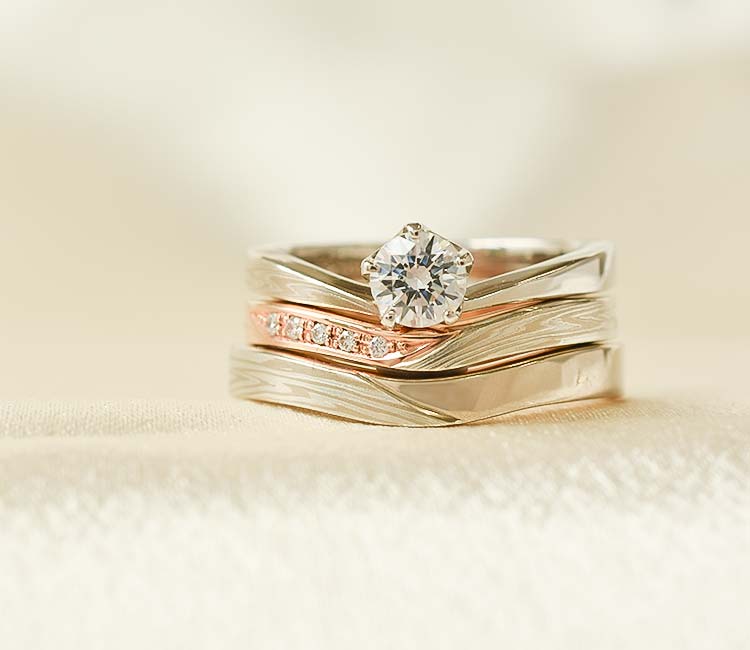 伝統技法の木目金で製作された和風の手作り婚約指輪「木目つむぎ」のセットリング　ピンクゴールド×シルバー925の組み合わせ。