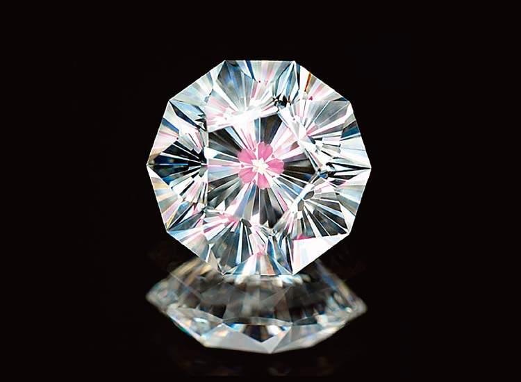 さくらダイヤモンド。「さくら咲くその瞬間をダイヤモンドの中に」さくら模様がダイヤモンドに可憐に浮かび上がります